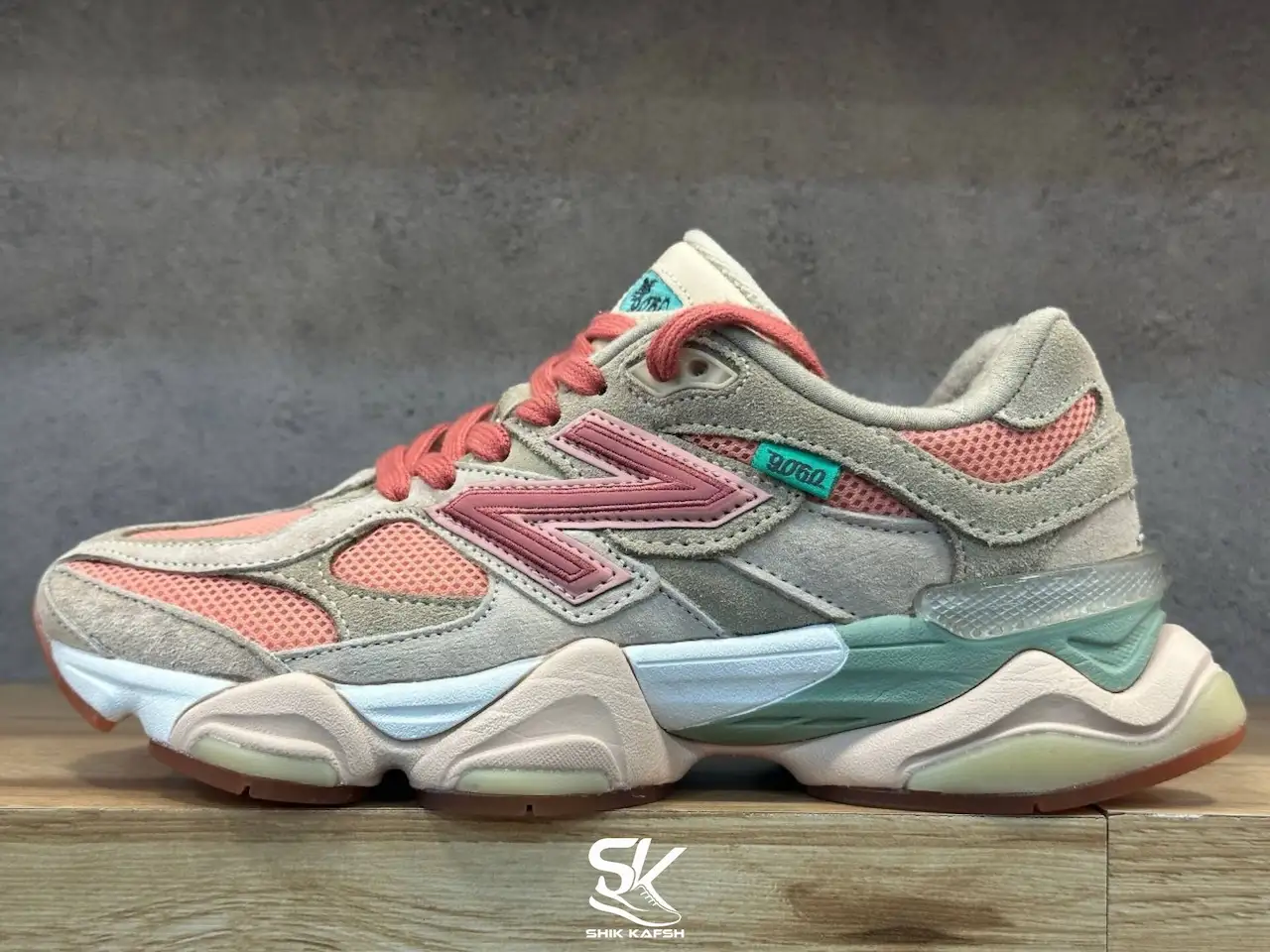 کتونی زنانه New Balance 9060 سایز 37 تا 39 کتونی زنانه New Balance 9060 سایز 37 تا 39